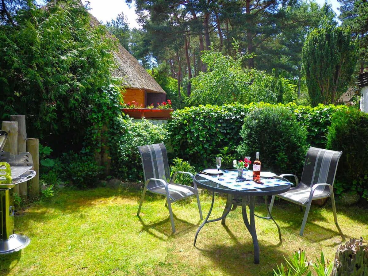 Garden with seating, sunbathing and barbecue facilities