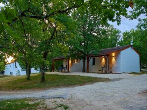 Vakantiepark Bungalow met terras op een heuvel in Dordogne - Fumel - image1