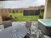 Terrasse mit Außenwhirlpool und eingezäuntem Garten