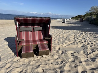 Strandkorb mit Blick auf die Küste
