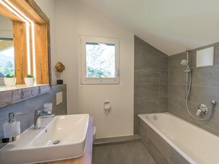 Bad mit Badewanne im DG