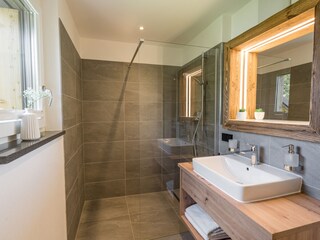 Bad mit Dusche im 2. OG