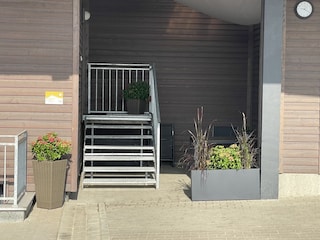 Eingangsbereich und Außensitzplatz