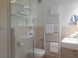 Modernes Duschbad