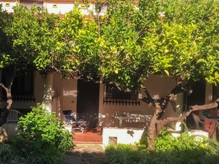 Die schattige Terrasse mit Gartenmöbel