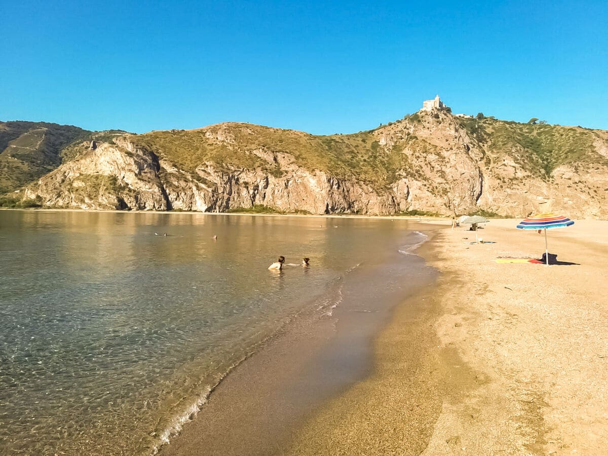 Die Laghetti di Marinello mit dem Kloster von Tindari