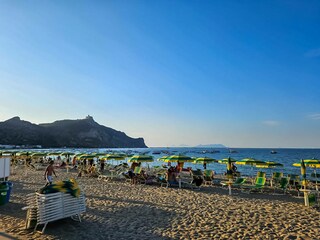 Der Strand mit Blick auf die Äolischen Inseln