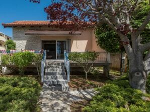 Holiday house Charming Holiday Home in Turanj with Private Fenced Garden - Turanj - image1