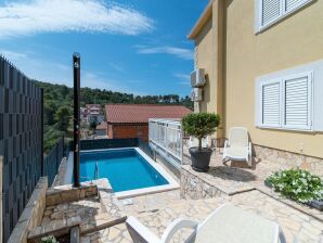 Apartment Eine dynamische Ferienwohnung mit Meerblick in Trogir - Mastrinka - image1