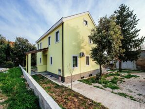 Geräumiges Ferienhaus mit großer Terrasse, 2 separate Einheiten, 5 Schlafzimmer, 4 Bäder, Wi-Fi - Pakostane - image1