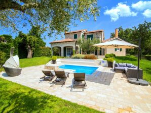 Lush Villa with Artistic Interiors & Pool - Sveti Lovrec - image1