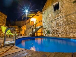 Holiday house Großes Ferienhaus mit privatem Pool - Bribir - image1
