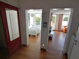 Blick in Schlaf-und Wohnzimmer