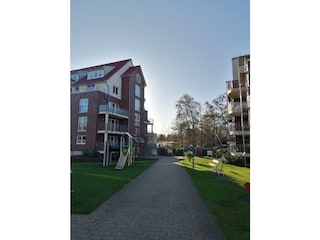 Spielplatz und Haus 4 links mit Schwimmbad/Sauna
