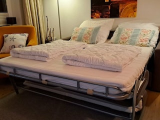 Doppelbettcouch (150x200cm) im Wohnzimmer
