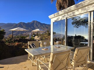 Terrasse mit Blick auf die Berge der Caldera