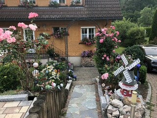 Zugang zum Haus vom Parkplatz aus