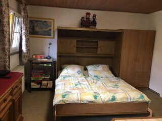 Schrankbett im Wohn-Schlafzimmer