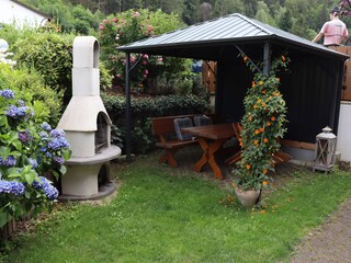 Außenbereich mit Holzkohlegrill für unsere Gäste