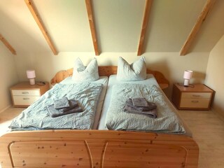 Grosses Schlafzimmer im DG