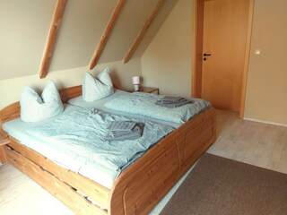 Grosses Schlafzimmer im DG