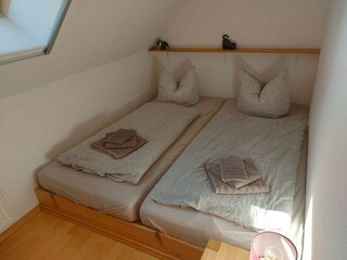 Kleines Schlafzimmer im DG
