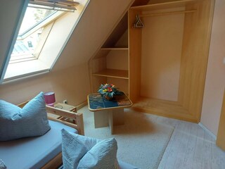 Einzelbettzimmer mit TV als Durchgangszimmer