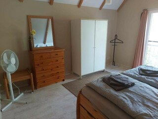 Grosses Schlafzimmer im DG