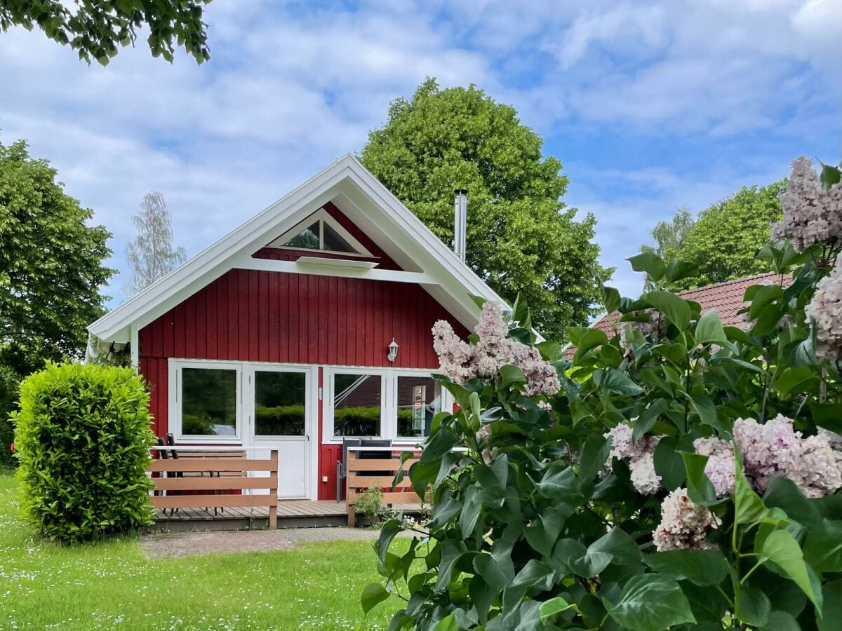 Hausansicht mit Terrasse, Garten und Grillplatz