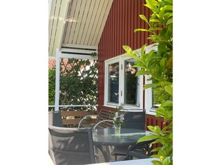 Terrasse mit Gartenmöbeln