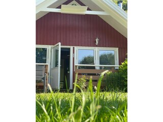 Hausansicht mit Terrasse, Garten und Grillplatz