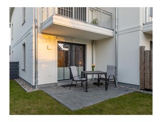 kleine Terrasse mit Garten