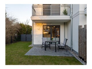 kleine Terrasse mit Garten