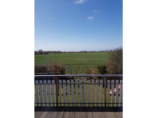 Balkonblick in den Garten und auf die Felder