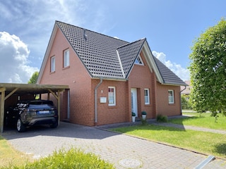 Eingansbereich und Parkplatz