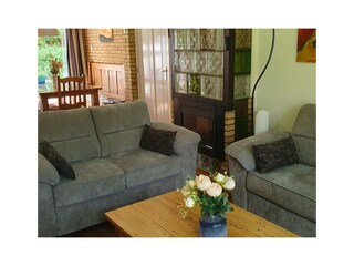 bequemes Sofa und gemütlicher Kamin