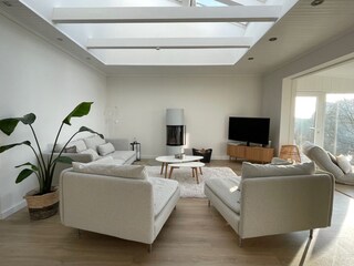 lichtdurchflutetes Wohnzimmer