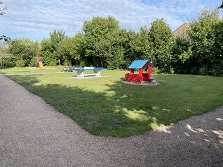 Spielplatz hinter dem Haus