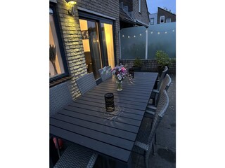 Terrasse Vorderseite am Abend