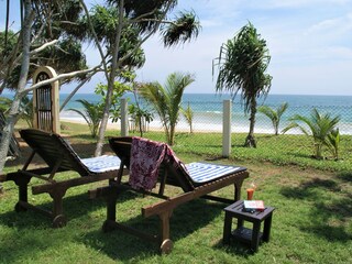 im Garten direkt am Strand