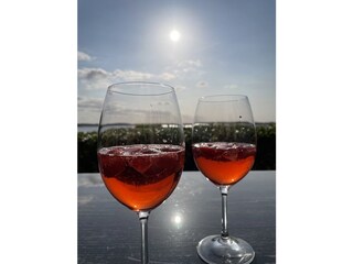 abendlicher Wein auf der Terrasse