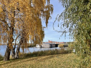 Bootsschuppen im Herbst