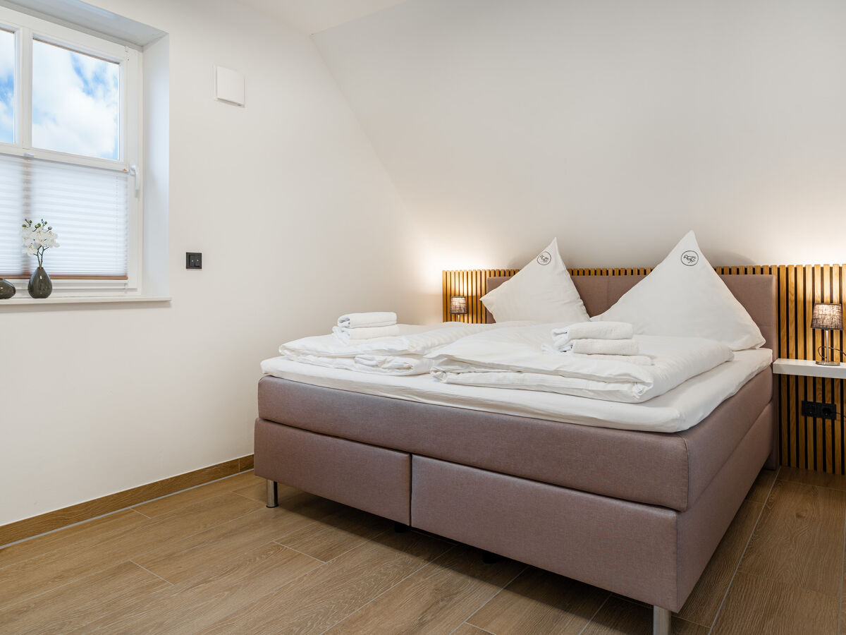 Schlafzimmer mit hochwertigem Boxspringbett