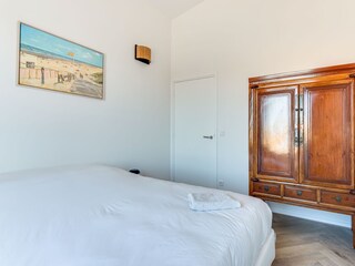 Eins von drei großen Schlafzimmern mit Meerblick.