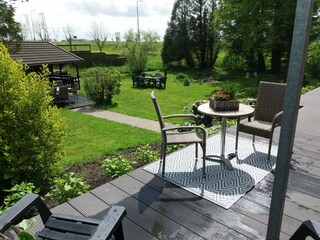 Buiten terras met uitzicht op de tuin