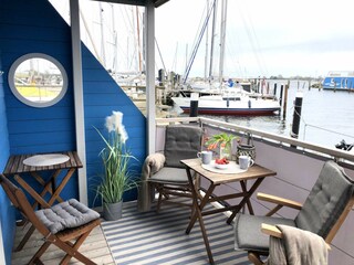 möblierte Terrasse mit Blick in den Jachthafen