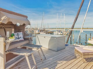 möblierte Dachterrasse mit Strandkorb