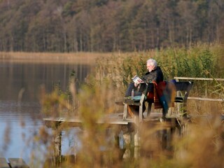 Lesen und Entspannen auf dem Steg