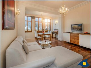 Wohn-/Essbereich mit offener Küche und Zugang zur Terrasse