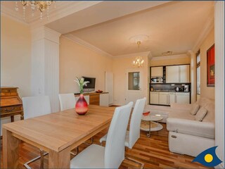 Wohn-/Essbereich mit offener Küche und Zugang zur Terrasse